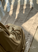 شرشف صلاة سستة زيتي على بيج بالكروشيه و الورد الاو...