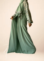 شرشف صلاة رسم باتيك لف اخضر وتفني و الطرحة مثبتة .