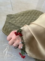 شرشف صلاة سستة بيج على زيتي بالكروشيه كرز احمر