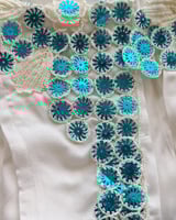 شرشف صلاة لف ابيض مزين بالكروشيه ترتر ازرق من لاجو...