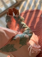 شرشف صلاة رسم باتيك لف وردي وازرق الطرحة مثبتة .