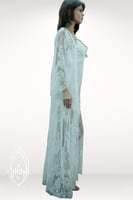 قميص نوم وروب ابيض حرير و دانتيل