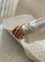 شرشف صلاة أوف وايت مزين بالكروشيه الوردي و السكري