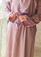 شرشف صلاة سستة موف على بيج مزين بالكروشي من لاجور