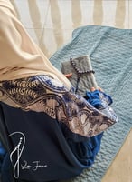 شرشف صلاة ازرق لف رسم باتيك الطرحة مثبتة