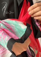 شرشف صلاة لف منقوش فوشي واسود و الطرحة مثبتة .