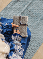 شرشف صلاة ازرق لف رسم باتيك الطرحة مثبتة