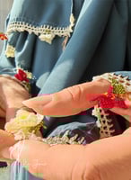 شرشف صلاة لف زيتي على رمادي بالكروشيه و الورد طوبي