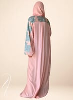 شرشف صلاة رسم باتيك لف وردي وازرق الطرحة مثبتة .