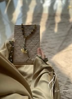 شرشف صلاة سستة زيتي على بيج بالكروشيه و الورد الاو...