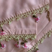 شرشف صلاة لف وردي على خربزي بالكروشيه و الورد الاو...