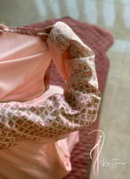 شرشف صلاة رسم باتيك لف خربزي وردي و الطرحة مثبتة .