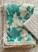 شرشف صلاة مربع مثل الملاية اللف منقوش