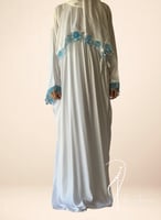 شرشف صلاة ابيض اويا ورد ازرق