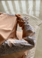 شرشف صلاة رسم باتيك لف بيج غامق و الطرحة مثبتة .