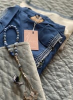 شرشف صلاة أزرق غامق لف مزين بالكروشيه و الورد الاو...