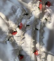 شرشف صلاة لف ابيض بالكروشبه و الورد الاويا و الطرح...