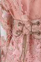 قفطان أورغانزا خربزي مطرز مع حزام