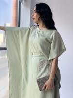 ثوب مطرز فستقي اخضر فاتح على الاكتاف و الوسط