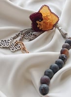 سبحة 33 عقيق برازيلي رخامي رمادي وطوبي مزينة بوردة...