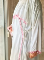 شرشف صلاة لف ستان ابيض بالورد الاويا الوردي الفاخر