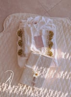 شرشف صلاة لف قطن أبيض مزين بأويا يدوي ذهبي من لاجو...