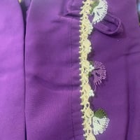 شرشف صلاة بنفسجي سستة مزين بالكروشيه و الورد الاوي...