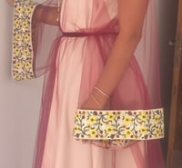 قفطان مغربي بكم واسع موف ووردي