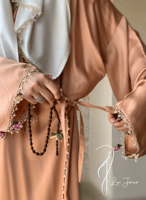 شرشف صلاة لف لحمي على بيج مزين بالكروشيه و الورد ا...