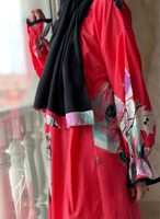 شرشف صلاة لف منقوش فوشي واسود و الطرحة مثبتة .