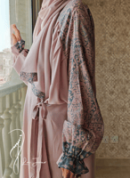 شرشف صلاة لف رسم باتيك وردي و كحلي الطرحة مثبتة