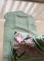 شرشف صلاة رسم باتيك لف اخضر و بنفسجي و الطرحة مثبت...