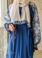 شرشف صلاة ازرق لف رسم باتيك الطرحة مثبتة