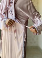 شرشف صلاة لف وردي على موف فاتح بالكروشيه و الورد