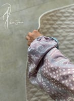 شرشف صلاة رسم باتيك لف اخضر و موف و الطرحة مثبتة .