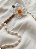 سبحة 33 عظم مزينة بالكروشيه أبيض