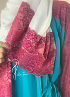 شرشف مرد لف ازرق مع دونتيل فوشي و الطرحة منفصلة.