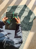 شرشف صلاة لف زيتي على رمادي بالكروشيه و الورد طوبي