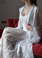 قميص نوم وروب ابيض حرير و دانتيل