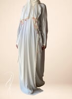 شرشف صلاة أوف وايت مزين بالكروشيه الوردي و السكري