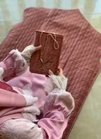 شرشف صلاة وردي دانتيل سحاب و الطرحة مثبتة