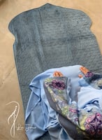 شرشف صلاة رسم باتيك لف ازرق و الطرحة مثبتة .