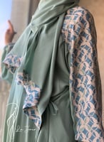 شرشف صلاة رسم باتيك لف اخضر وتفني و الطرحة مثبتة .