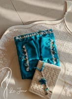 شرشف صلاة لف ازرق بالكروشيه و الورد الاويا مميز