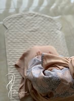 شرشف صلاة رسم باتيك لف بيج غامق و الطرحة مثبتة .