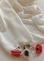 طرحة اوف وايت أبيض مزبن بكروشيه ورد أبيض و أحمر تر...