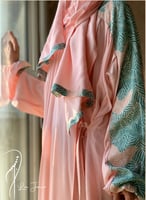 شرشف صلاة رسم باتيك لف وردي وازرق الطرحة مثبتة .