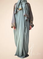 شرشف صلاة رسم باتيك لف اخضر واصفر و الطرحة مثبتة .