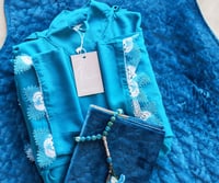 شرشف صلاة لف أزرق فيروزي مزين اويا يدوي أبيض و فير...