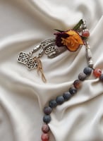 سبحة 33 عقيق برازيلي رخامي رمادي وطوبي مزينة بوردة...